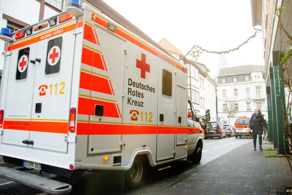 ČETVORO DECE PROPALO KROZ KROV SPORTSKE DVORANE Teška nesreća kod Štutgarta: Pali sa 8 metara, helikopterom prebačeni u bolnicu